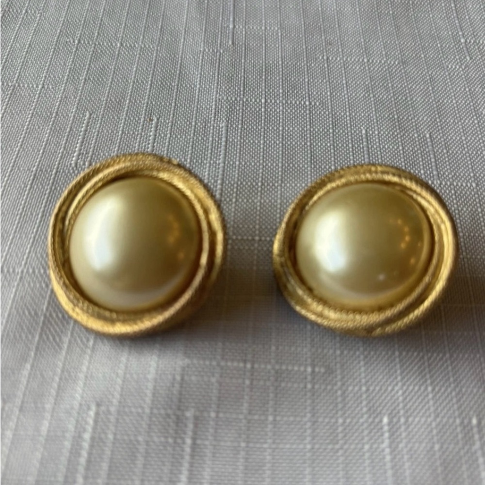 Vintage large pearl disk earrings with gold setting, Clip-on, 1”